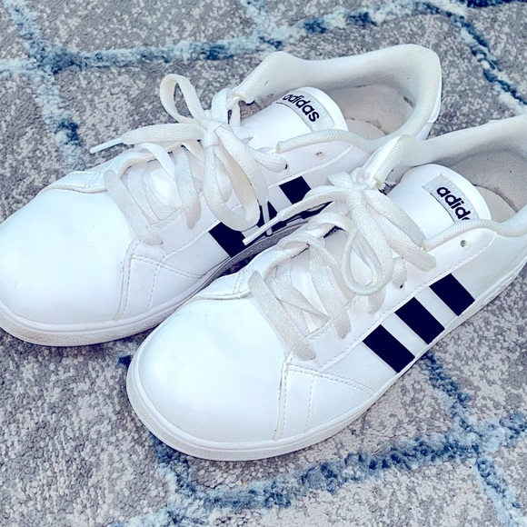 White and Black Adidas size 5 1/2 in youth boys - Picture 2 of 3